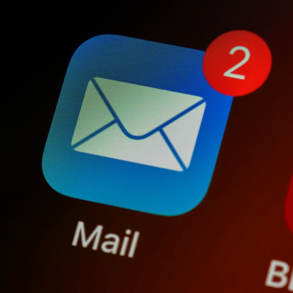 Icône mail avec deux notifications rouges.