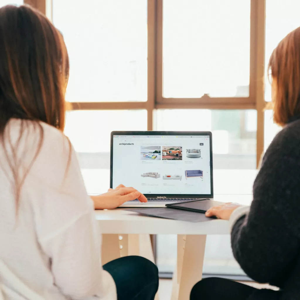 Deux personnes travaillent sur ordinateur portable.